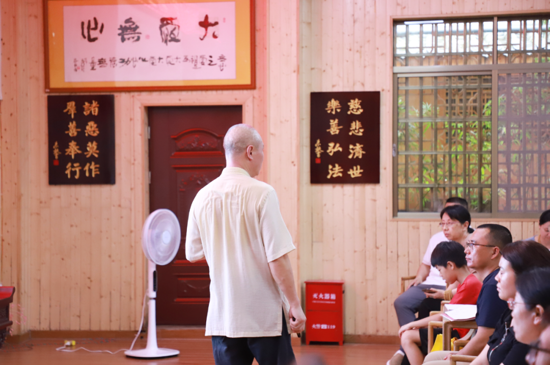 1721874781106903.png 講課中的夏老師.png
